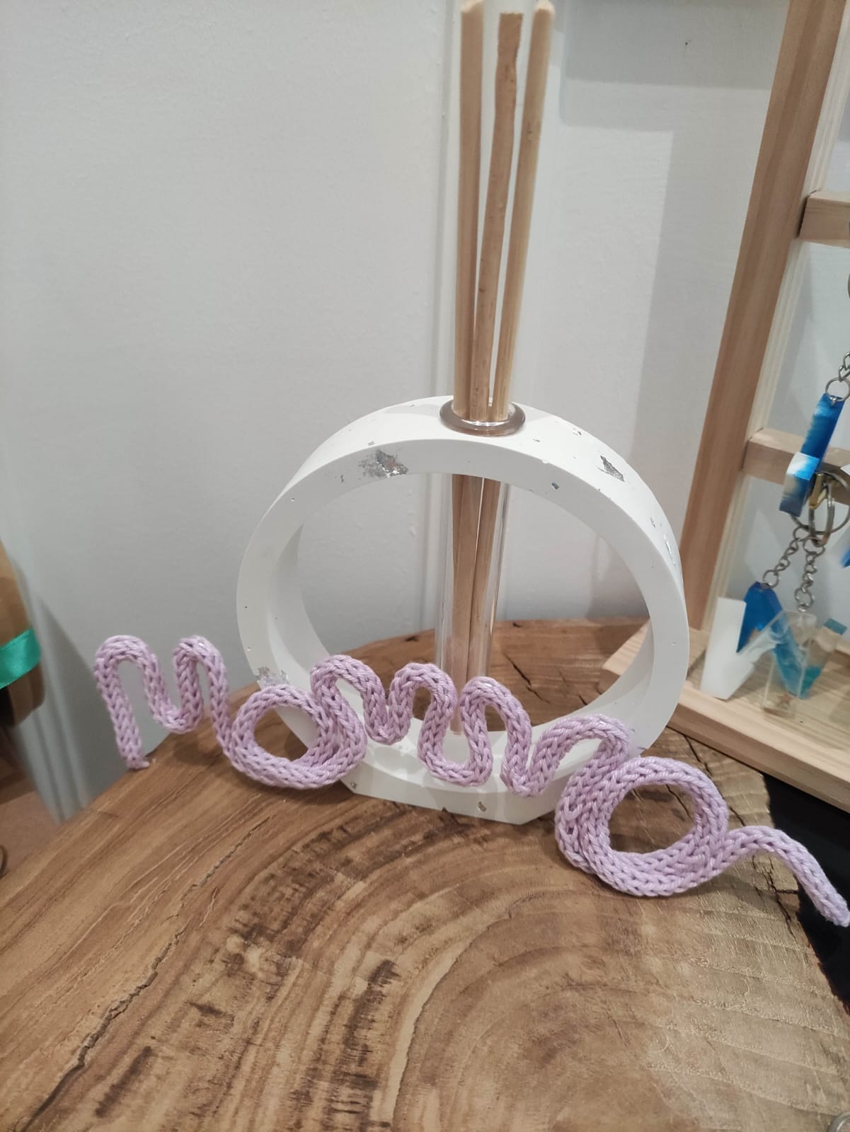 porta diffusore, diffusore, vaso, tondo, relax, fragranze, bastoncini, resina ecologica, scritta, tricotin, mamma, festa della mamma, regalo