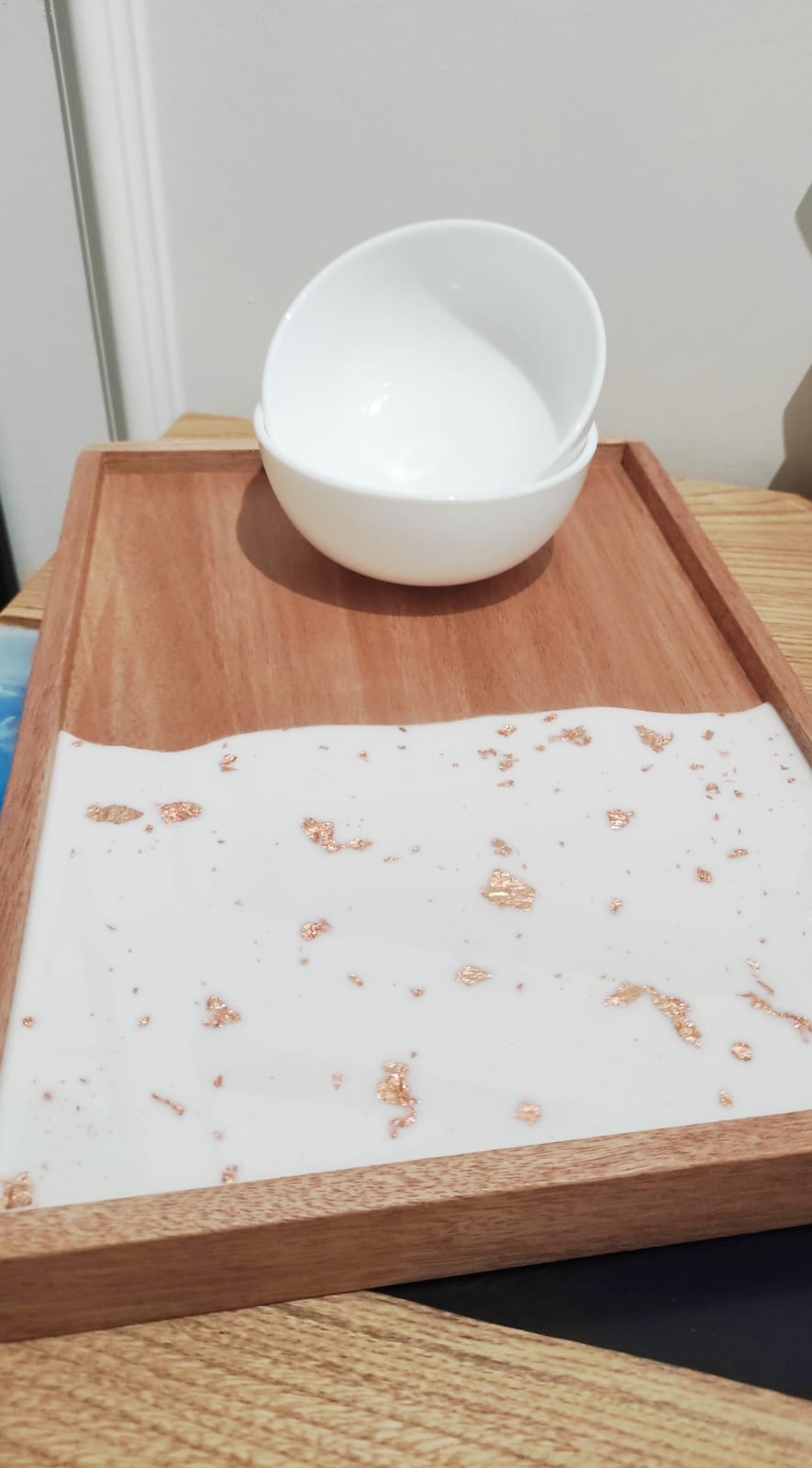 vassoio in legno, decorazione in resina, bianco, foglie rame, wooden try, resin, resina, aperitivo, colazione