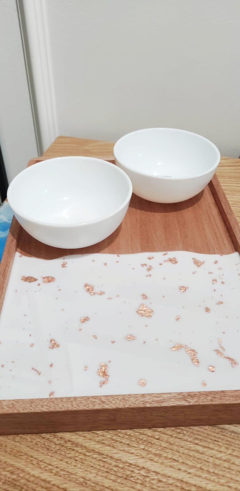 vassoio in legno, decorazione in resina, bianco, foglie rame, wooden try, resin, resina, aperitivo, colazione