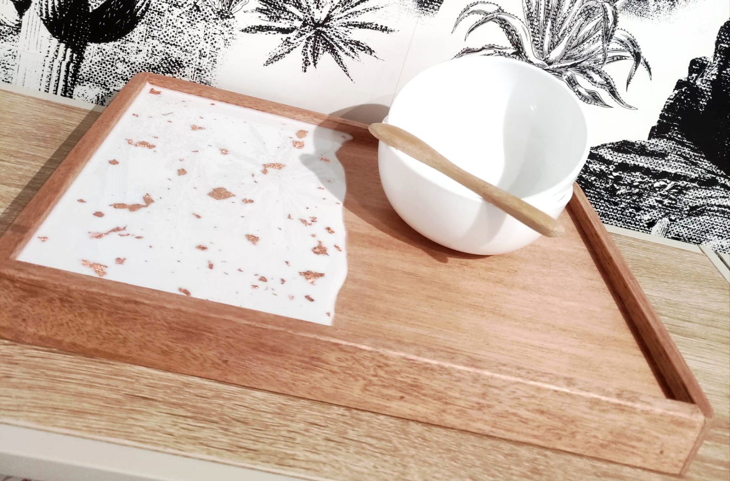 vassoio in legno, decorazione in resina, bianco, foglie rame, wooden try, resin, resina, aperitivo, colazione