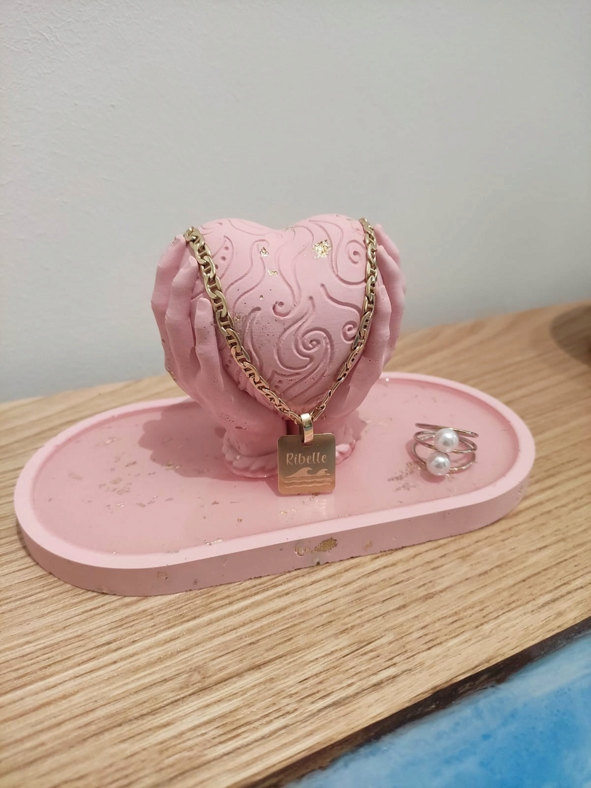 Svuotatasche, amore, pieno d'amore, resina ecologica, resina epossidica, resin, cuore, mani, portagioie rosa