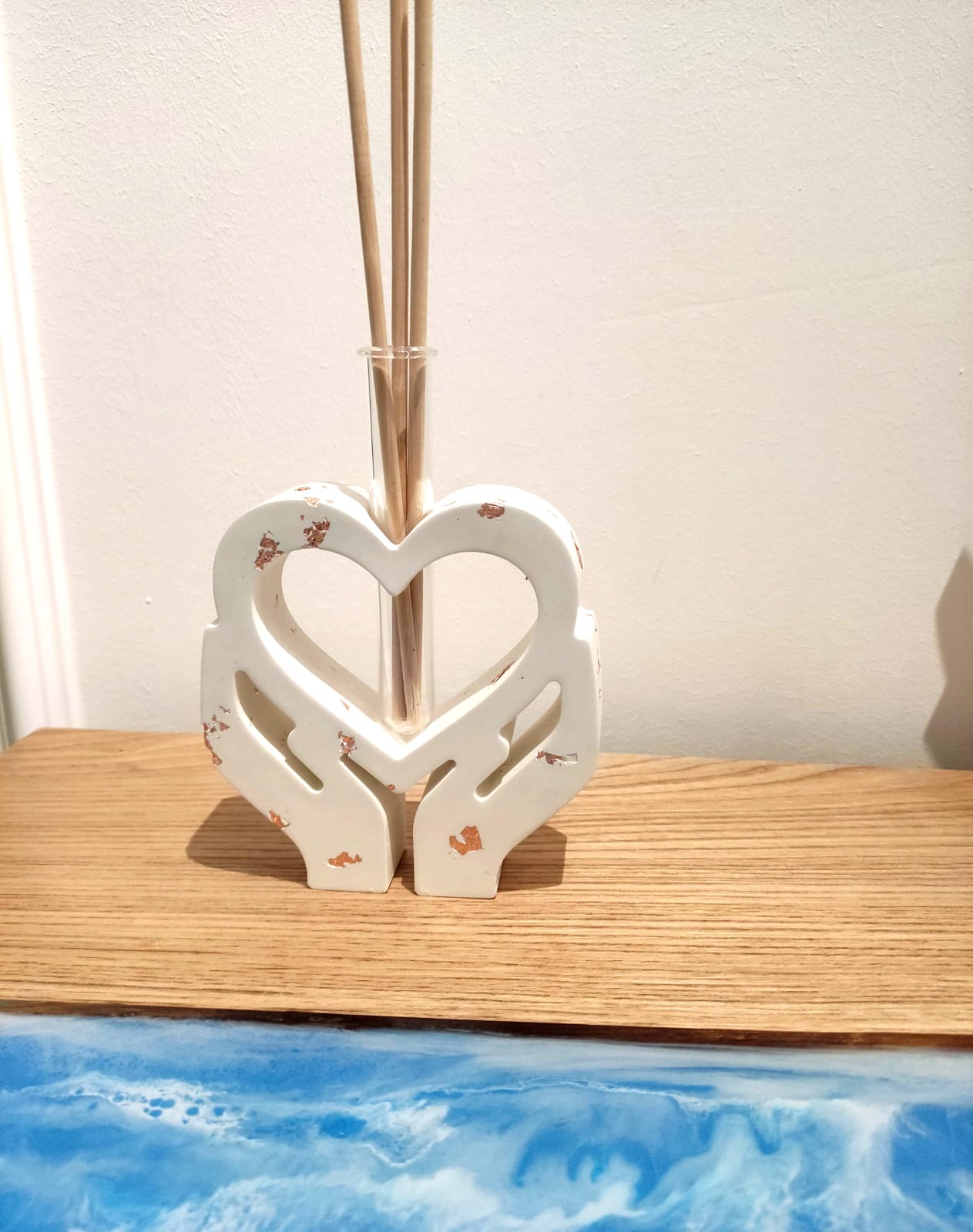 porta diffusore, diffusore, vaso, cuore, mani, un cuore tra le mani, relax, fragranze, bastoncini, resina ecologica