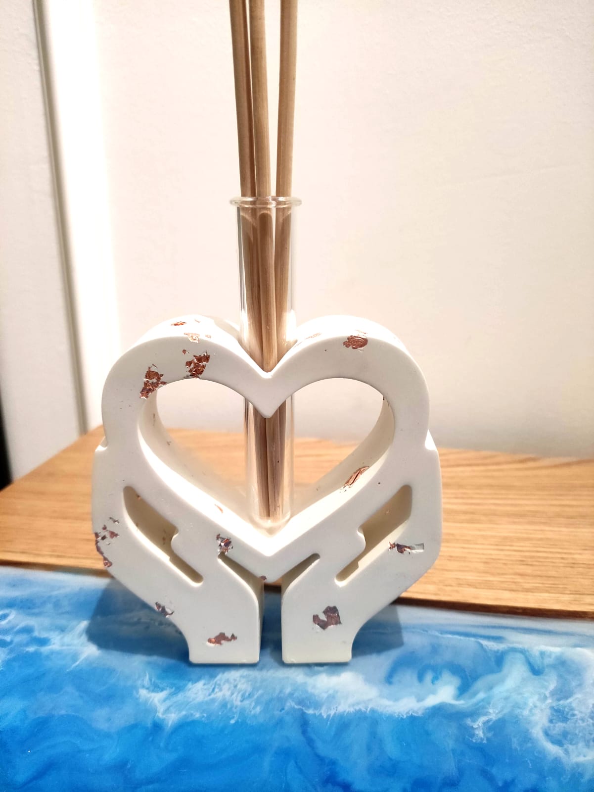 porta diffusore, diffusore, vaso, cuore, mani, un cuore tra le mani, relax, fragranze, bastoncini, resina ecologica, regalo, bomboniere, bomboniera