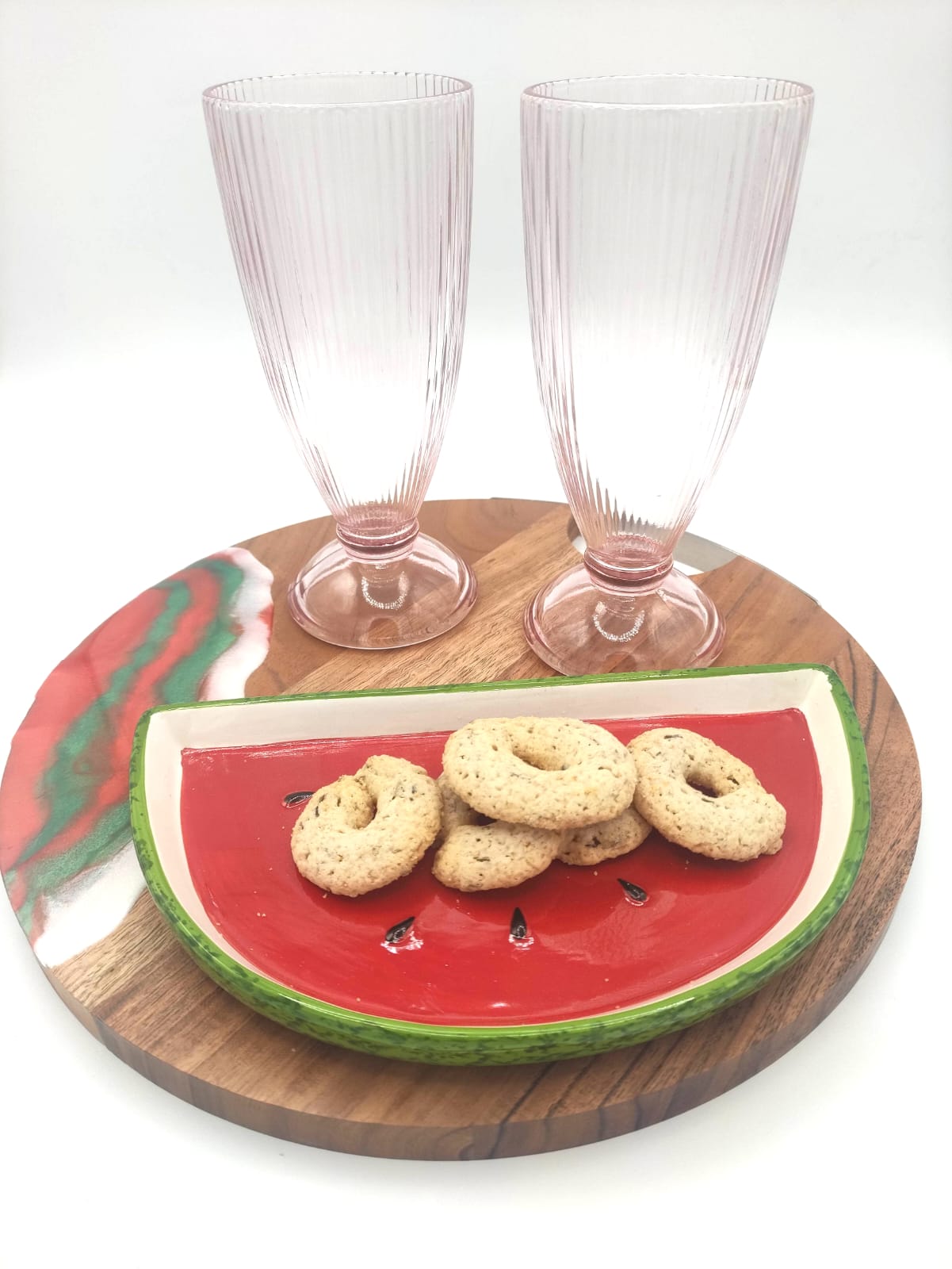 Vassoio legno di acacia e resina, decorazione a sfumature verdi, rosse e bianche, con una ciotolina a forma di anguria e due bicchieri a tema abbinati, wood cutting board, aperitivo, estate, regalo