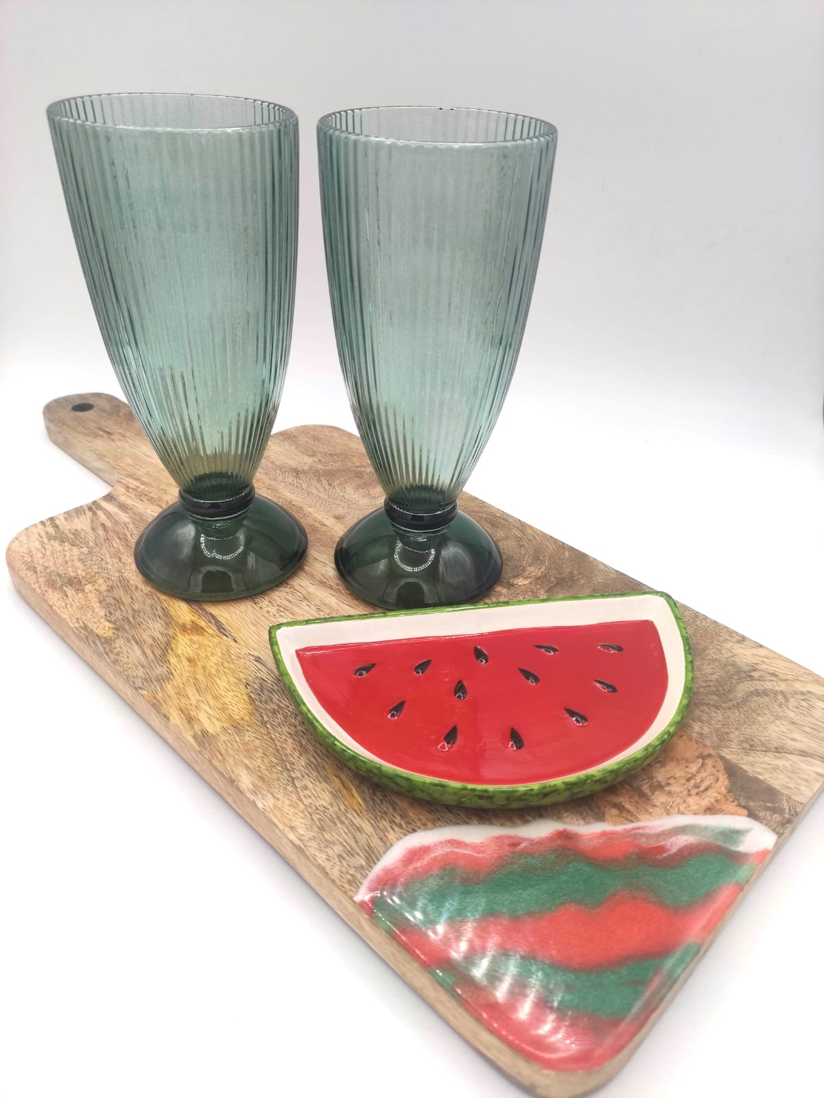 Vassoio in legno di mango e resina, decorazione a sfumature verdi, rosse e bianche, con una ciotolina a forma di anguria e due bicchieri abbinati, wood cutting board, aperitivo, estate, regalo