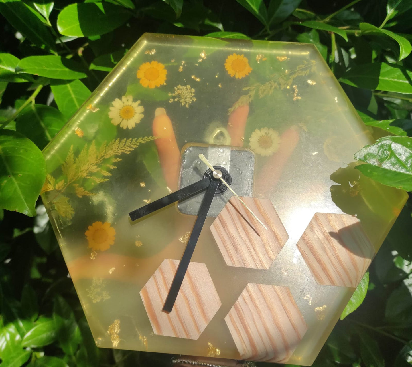 Orologio in resina epossidica, sfumature gialle, con alveari in legno, fiori secchi, resina, resin, orologio, regalo