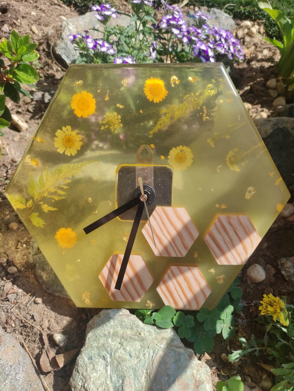 Orologio in resina epossidica, sfumature gialle, con alveari in legno, fiori secchi, resina, resin