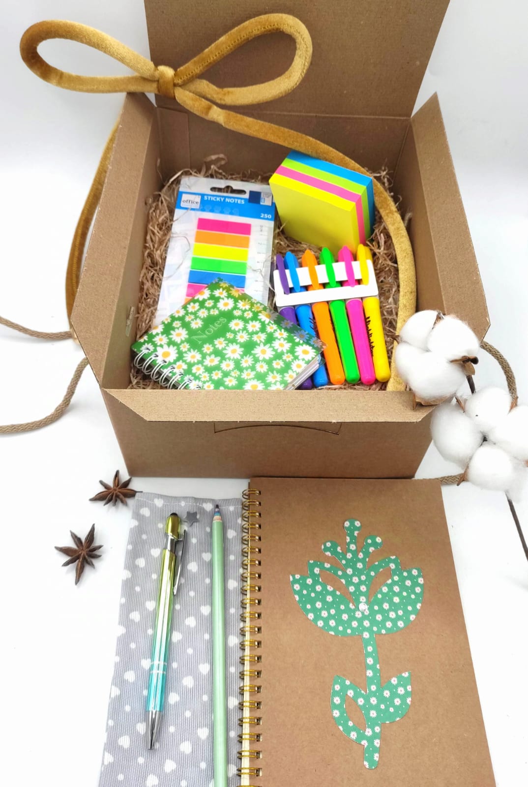 box, ufficio, profumo di carta, taccuini, taccuino, set evidenziatori, portapenne in stoffa, biro, matita, post it piccoli, post it grandi, regalo, set