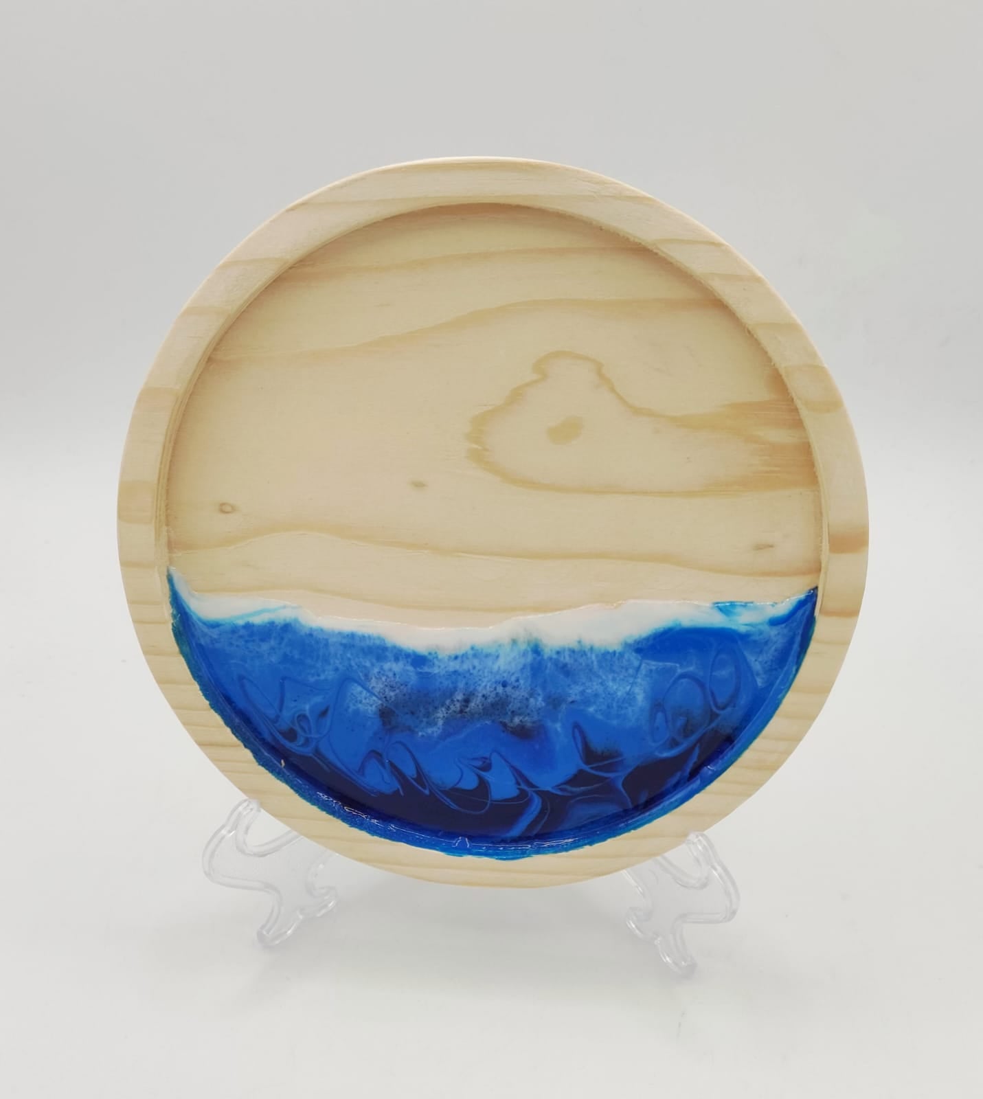 vassoietto in legno, decorazione mare, sfumature blu, azzurro, bianco, onde, wooden tray, resin, resina, mare, vassoio, aperitivo, colazione