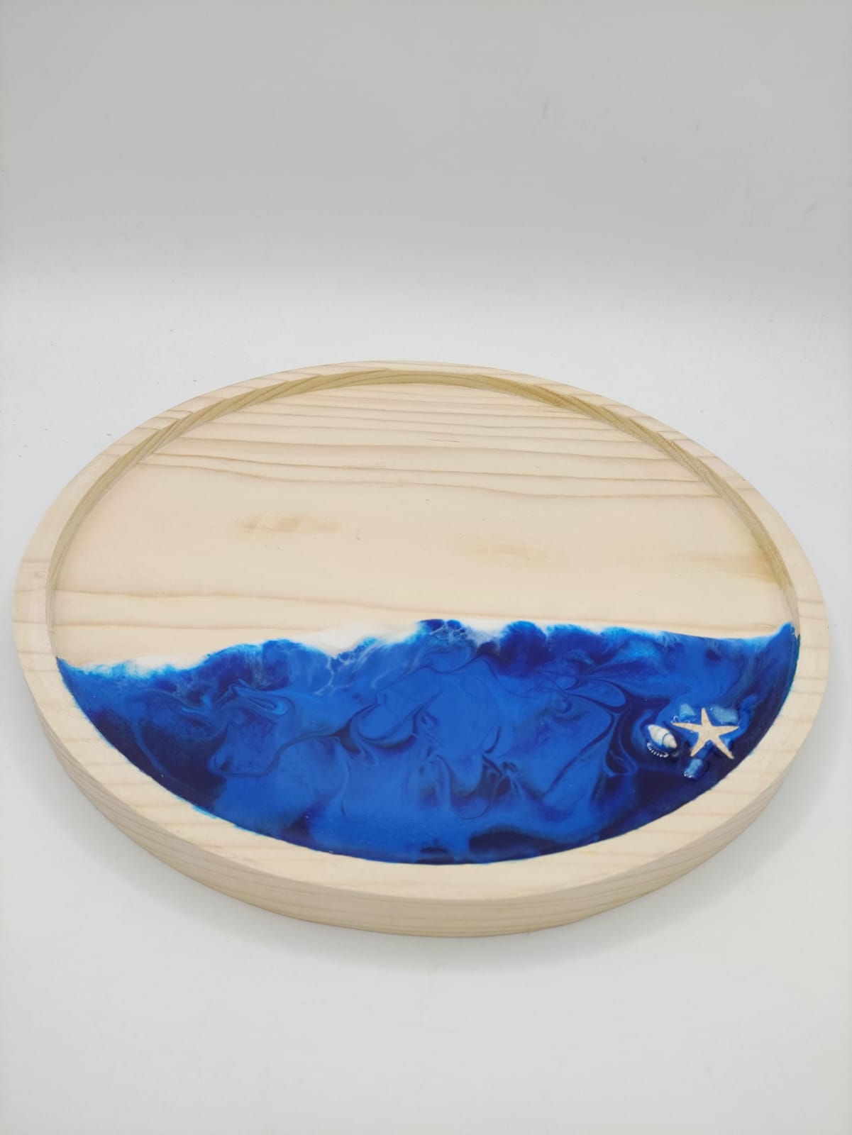 vassoio in legno, decorazione mare, sfumature blu, azzurro, bianco, onde, wooden tray, resin, resina, conchiglie