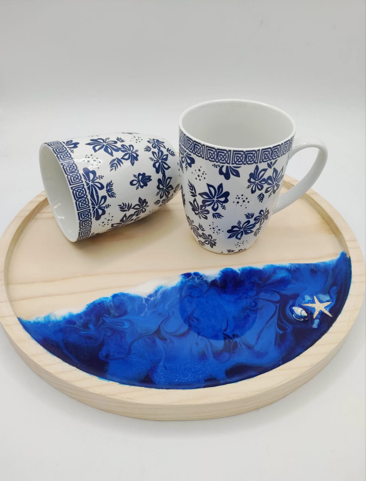 vassoio in legno, decorazione mare, sfumature blu, azzurro, bianco, onde, wooden tray, resin, resina, conchiglie