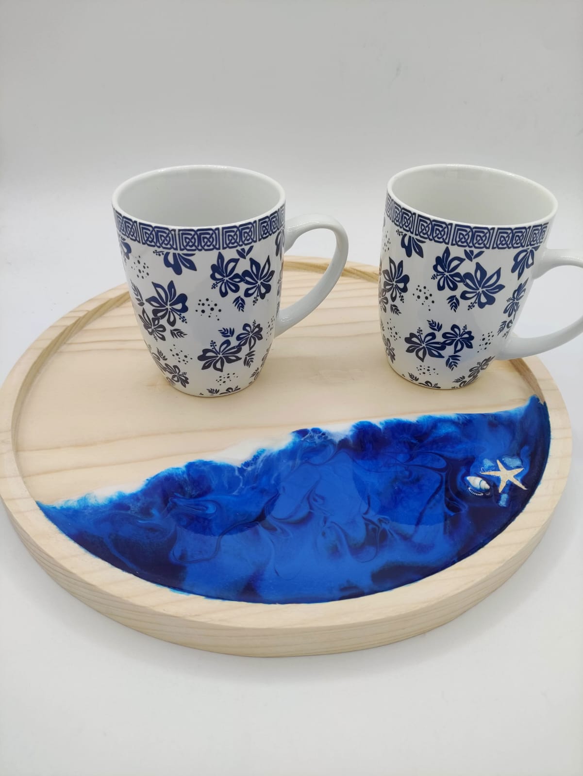 vassoio in legno, decorazione mare, sfumature blu, azzurro, bianco, onde, wooden tray, resin, resina, conchiglie, mare, vassoio, aperitivo, colazione