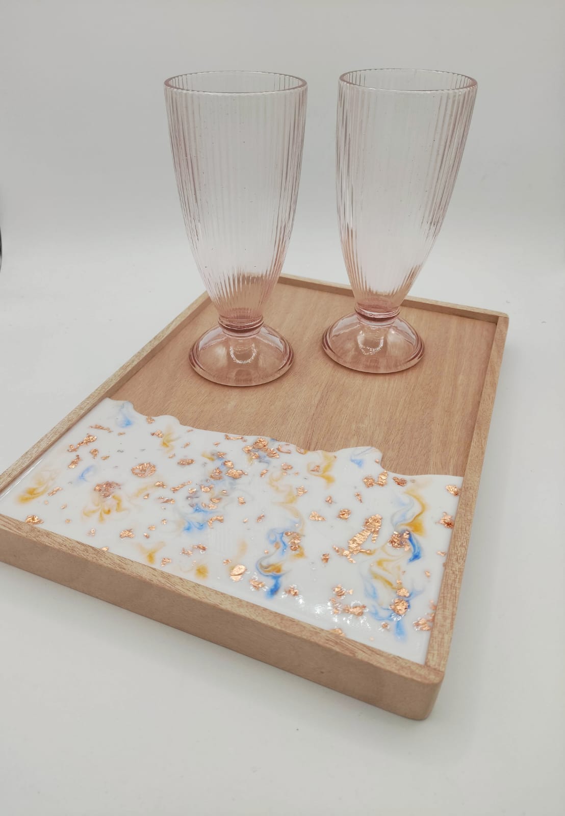 vassoio in legno, decorazione in resina, bianco, foglie rame, sfumature, blu, arancione, wooden try, resin, resina, aperitivo, spritz, aperol