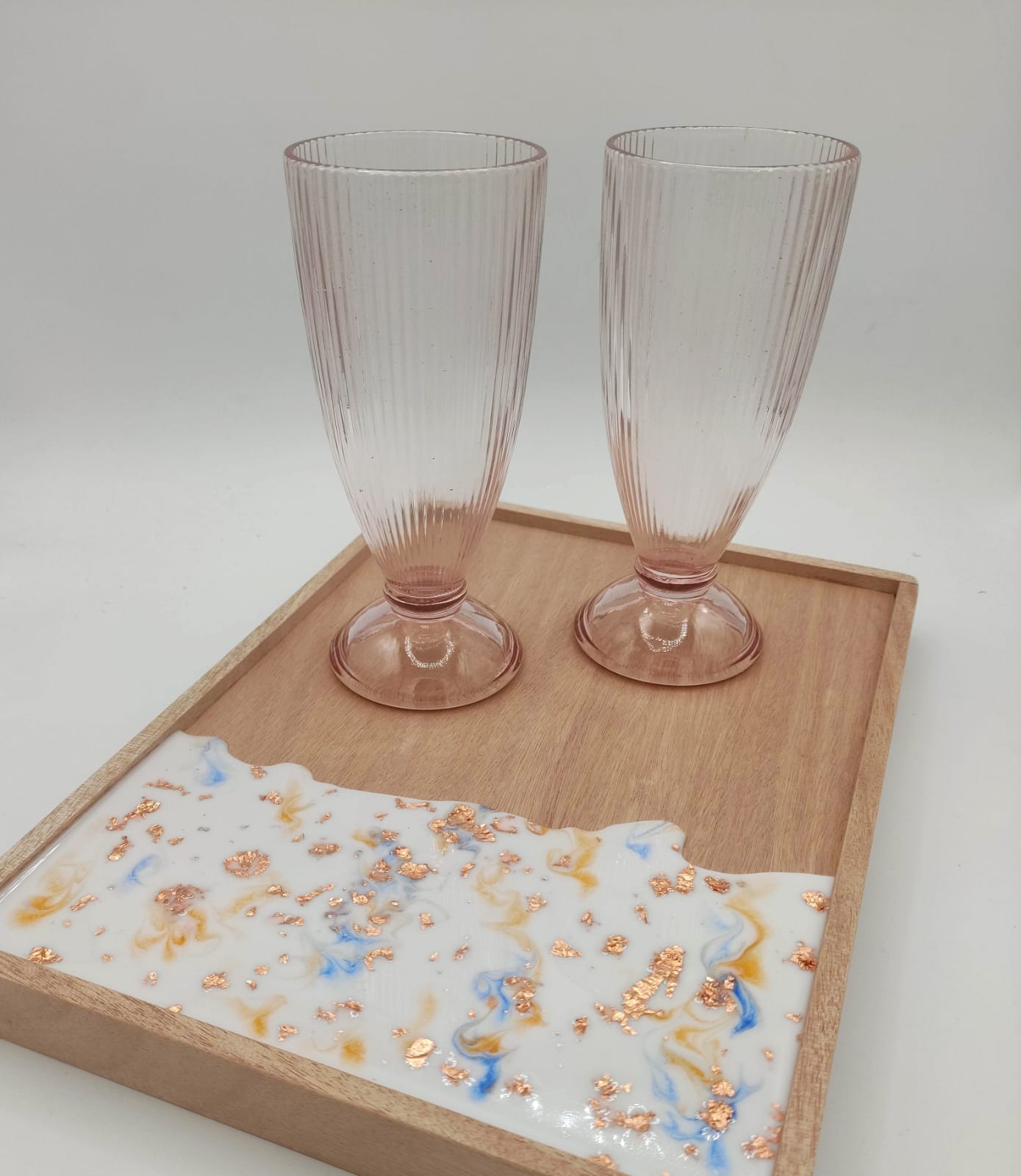 vassoio in legno, decorazione in resina, bianco, foglie rame, sfumature, blu, arancione, wooden try, resin, resina, aperitivo, spritz, aperol