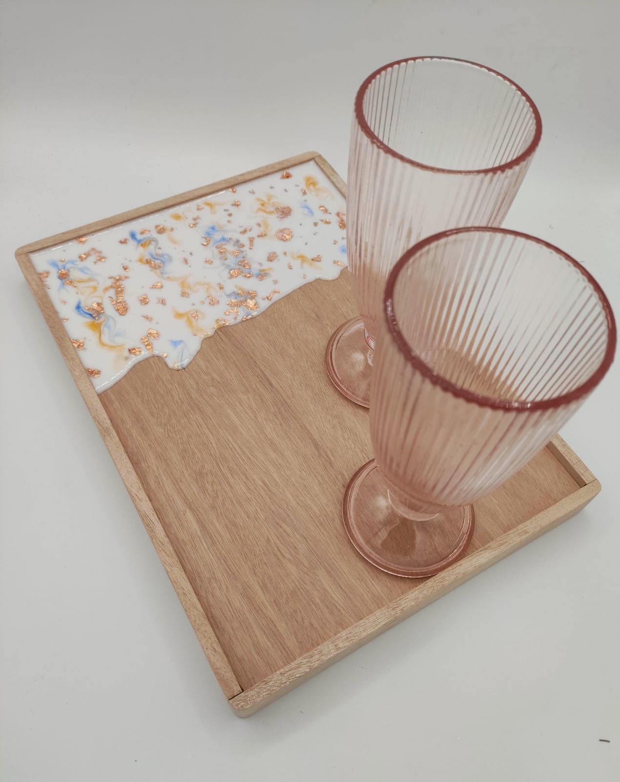 vassoio in legno, decorazione in resina, bianco, foglie rame, sfumature, blu, arancione, wooden try, resin, resina, aperitivo, spritz, aperol
