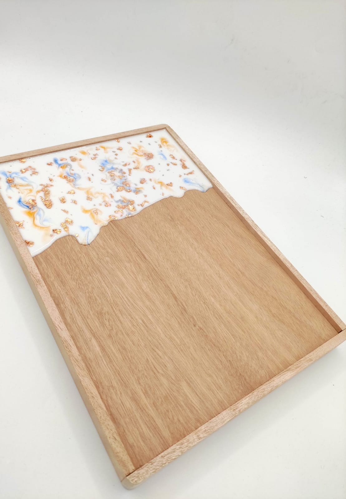 vassoio in legno, decorazione in resina, bianco, foglie rame, sfumature, blu, arancione, wooden try, resin, resina, aperitivo, spritz, aperol