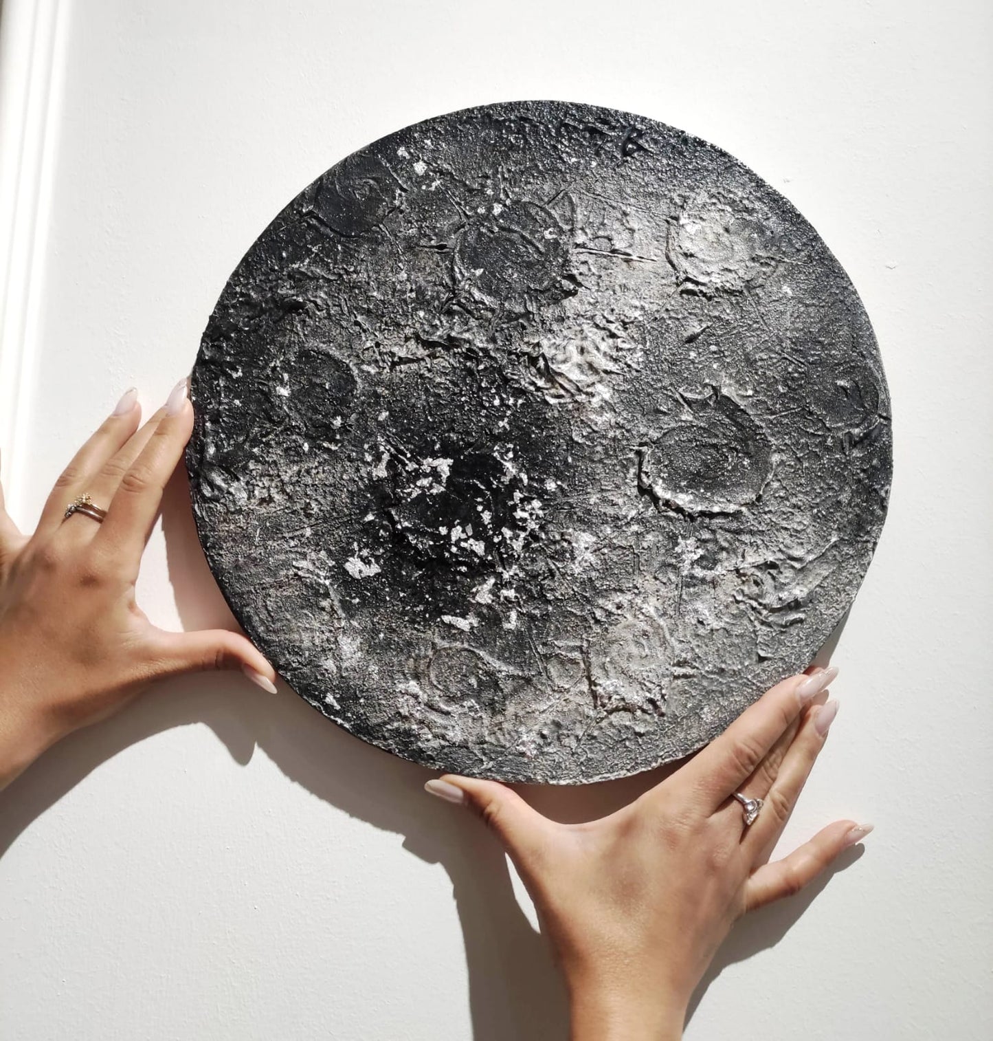 luna, luna piena, luna nuova, gesso, legno, arredo, casa, complemento d'arredo, grigio, bianco, sfumature, salotto, regalo