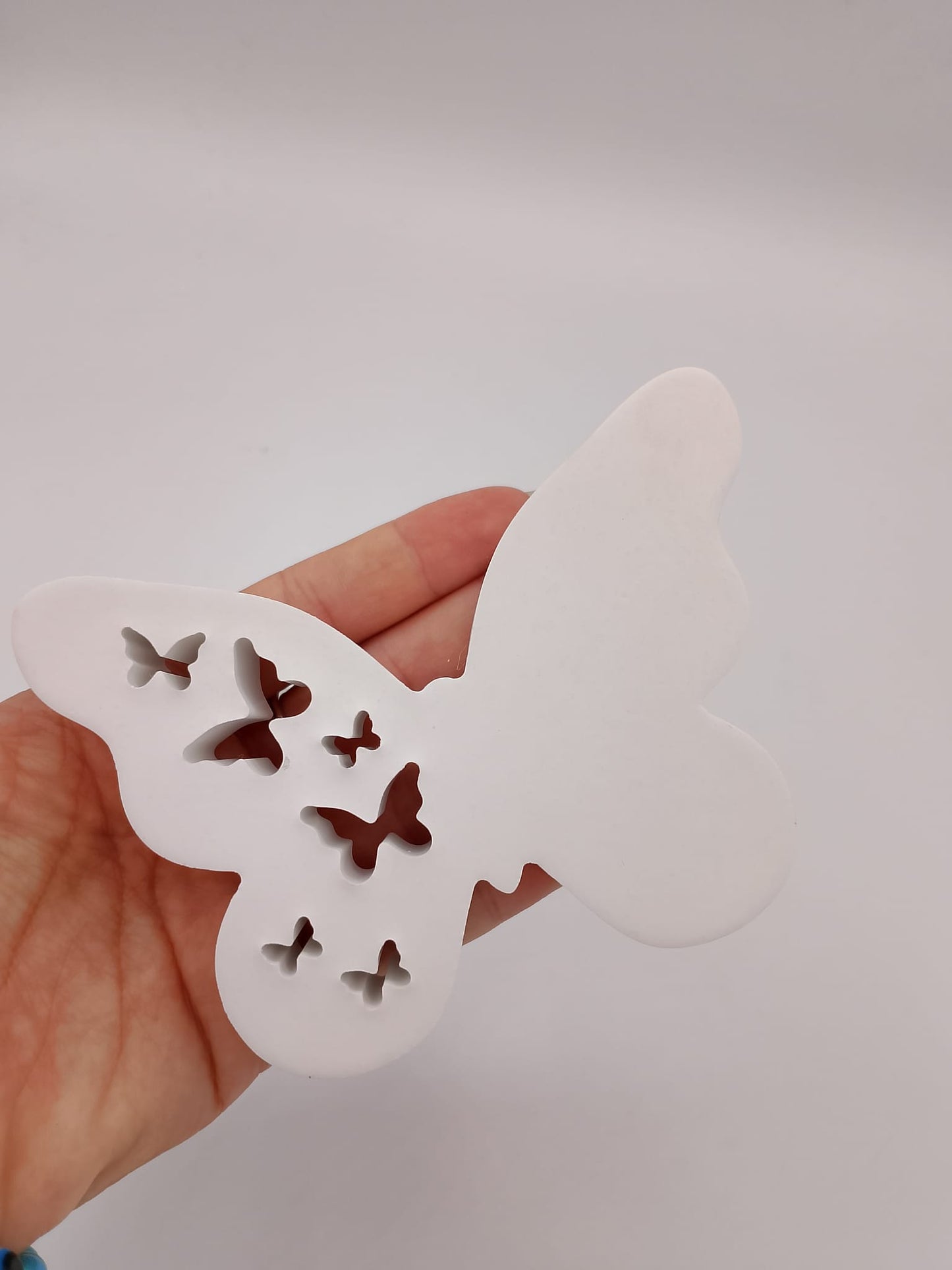 Decorazione a forma di farfalla bianca con intagli di piccole farfalle, possibilità di aggiungere luci led dietro, ideale per arredamento casa o cameretta