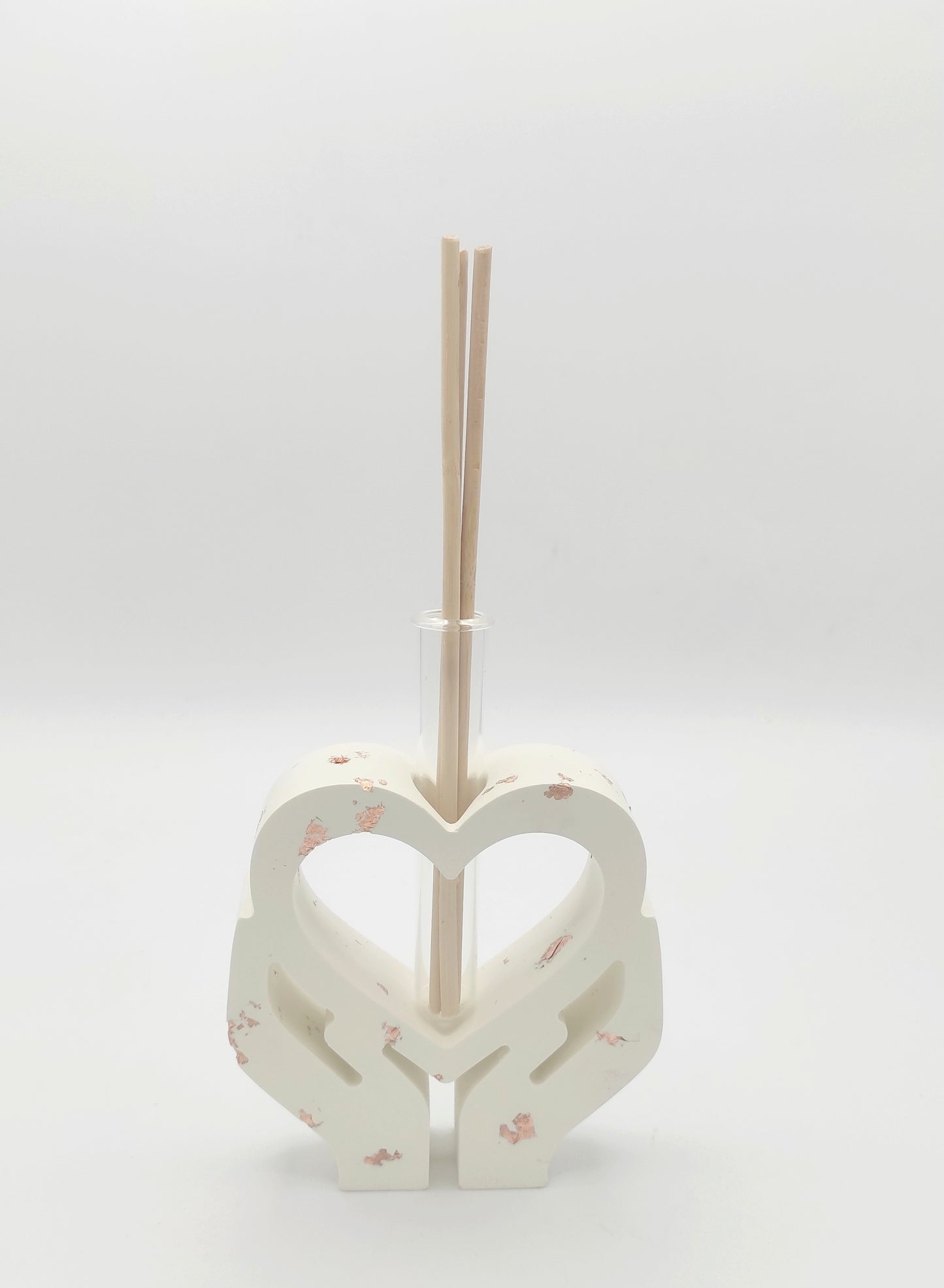 porta diffusore, diffusore, vaso, cuore, mani, un cuore tra le mani, relax, fragranze, bastoncini, resina ecologica