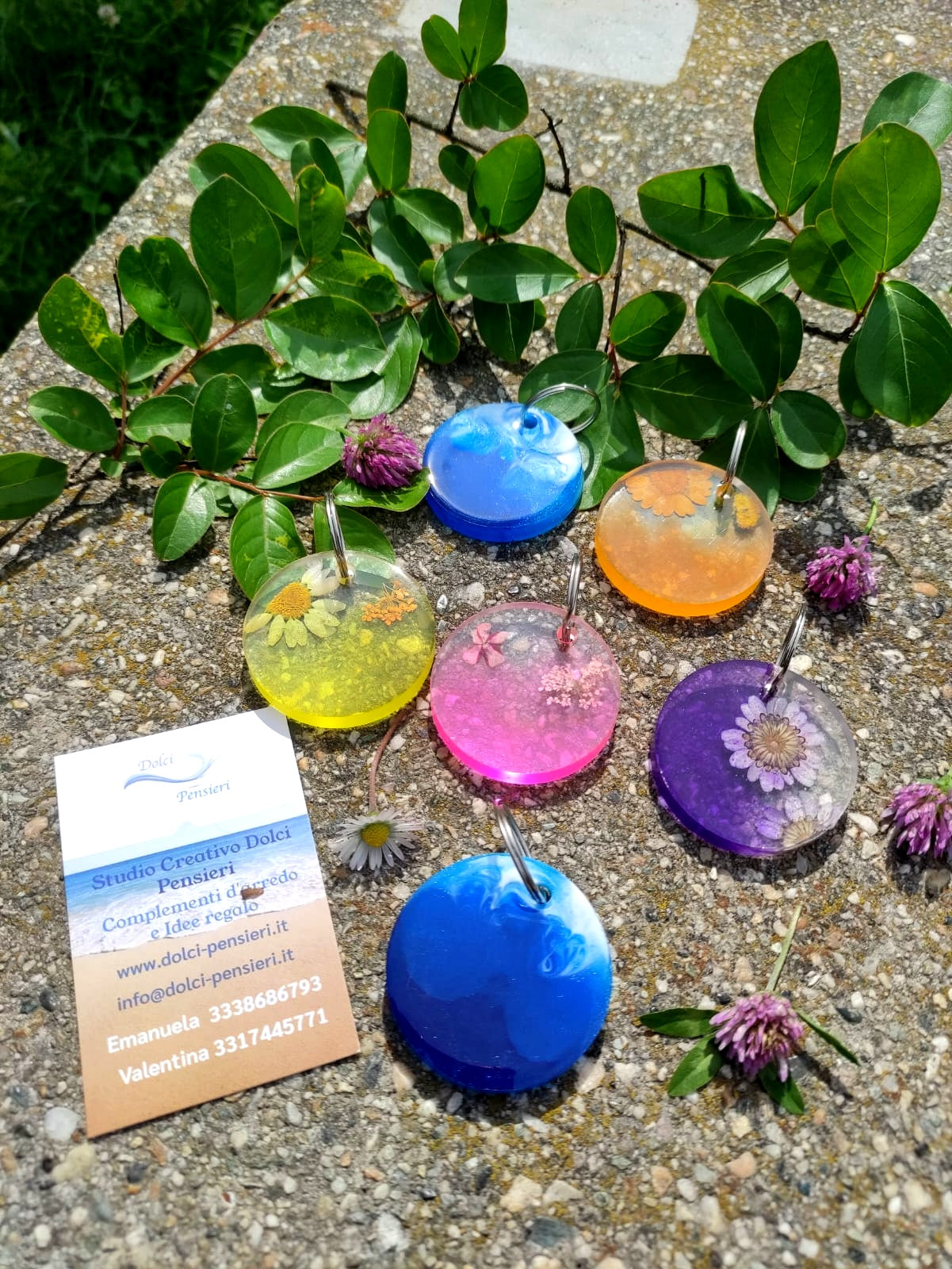 portachiavi, resina, resina epossidica, tondo, fiori secchi, mare, onde, onde mare, azzurro, bianco, keychain, regalo, battessimo, comunione, cresima, matrimonio, bomboniera