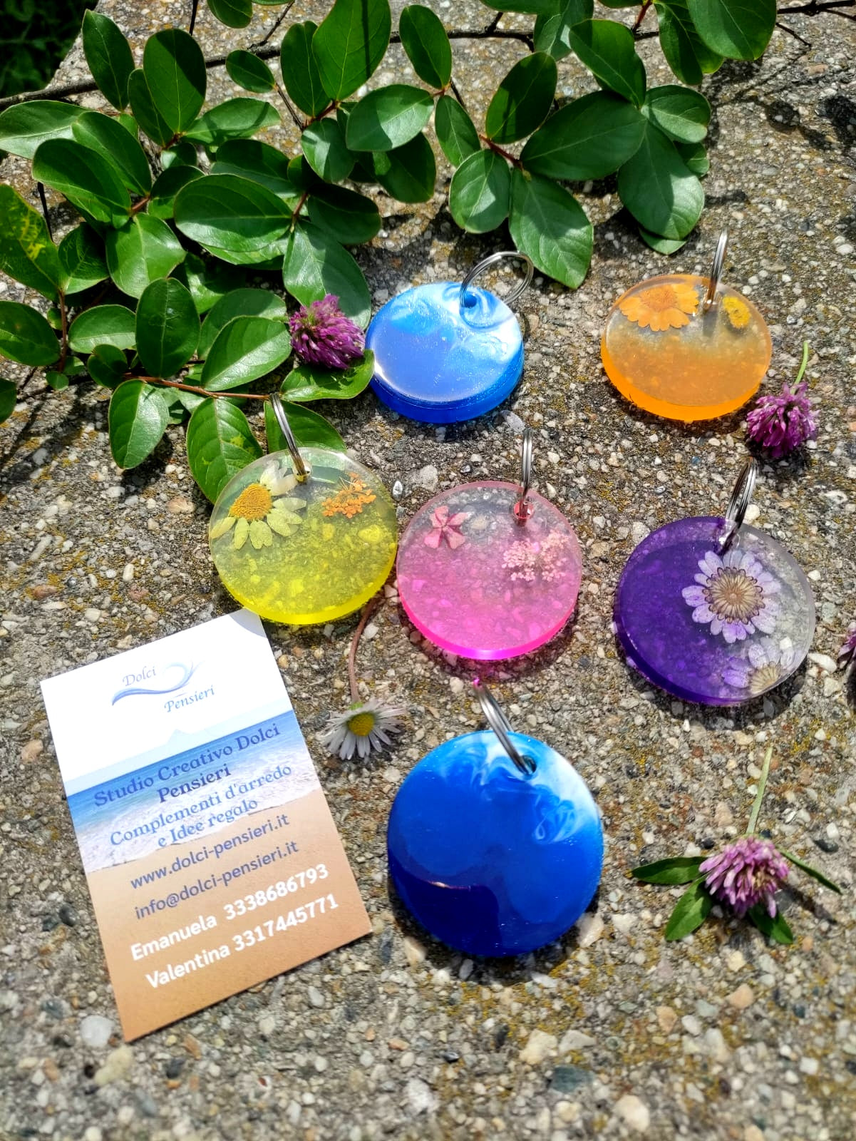 portachiavi, resina, resina epossidica, tondo, fiori secchi, mare, onde, onde mare, azzurro, bianco, keychain, regalo, battessimo, comunione, cresima, matrimonio, bomboniera