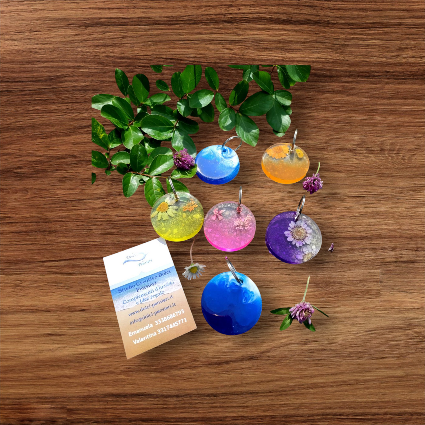 portachiavi, resina, resina epossidica, tondo, fiori secchi, mare, onde, onde mare, azzurro, bianco, keychain, regalo, battessimo, comunione, cresima, matrimonio, bomboniera