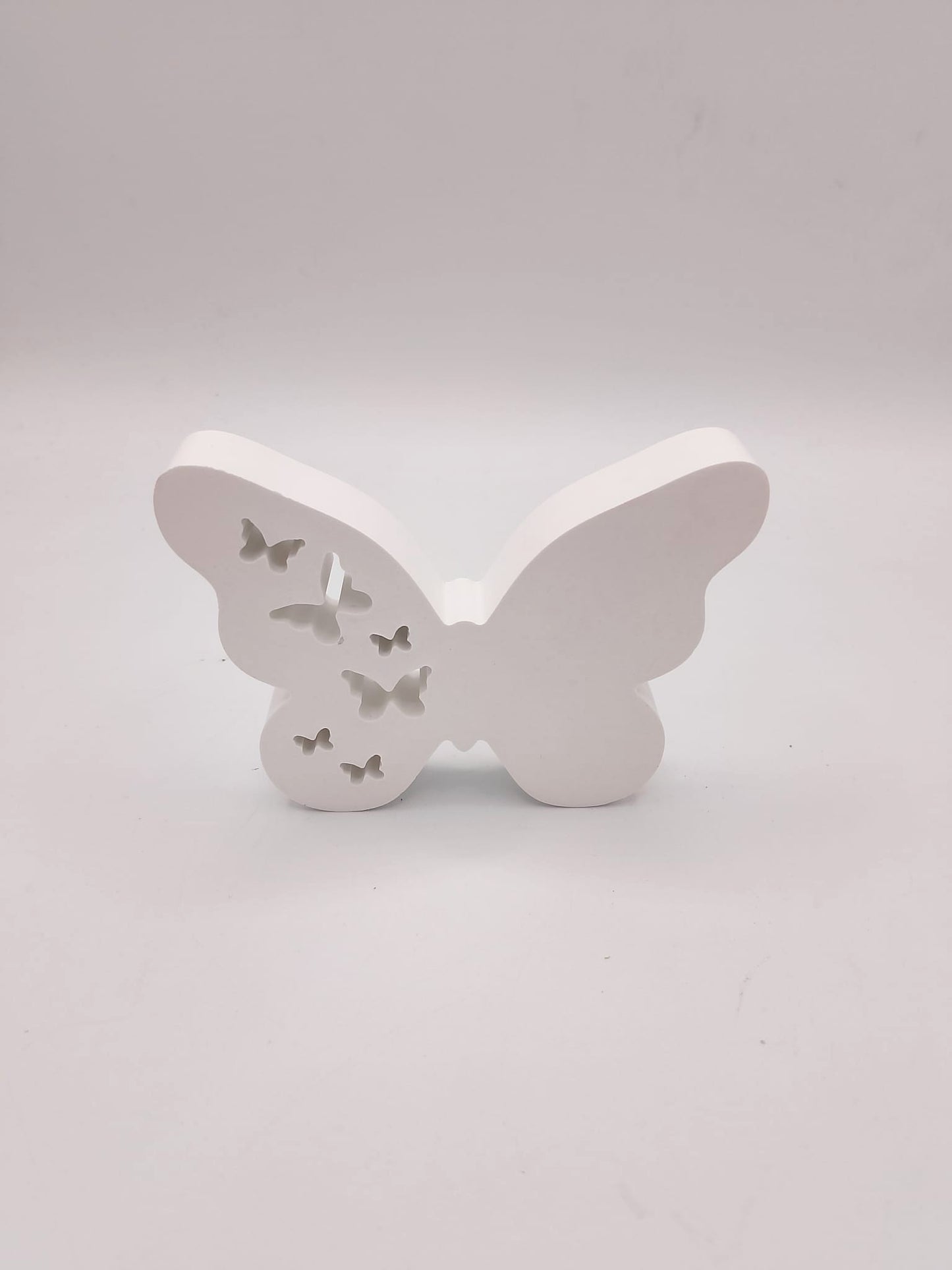 Decorazione a forma di farfalla bianca con intagli di piccole farfalle, possibilità di aggiungere luci led dietro, ideale per arredamento casa o cameretta