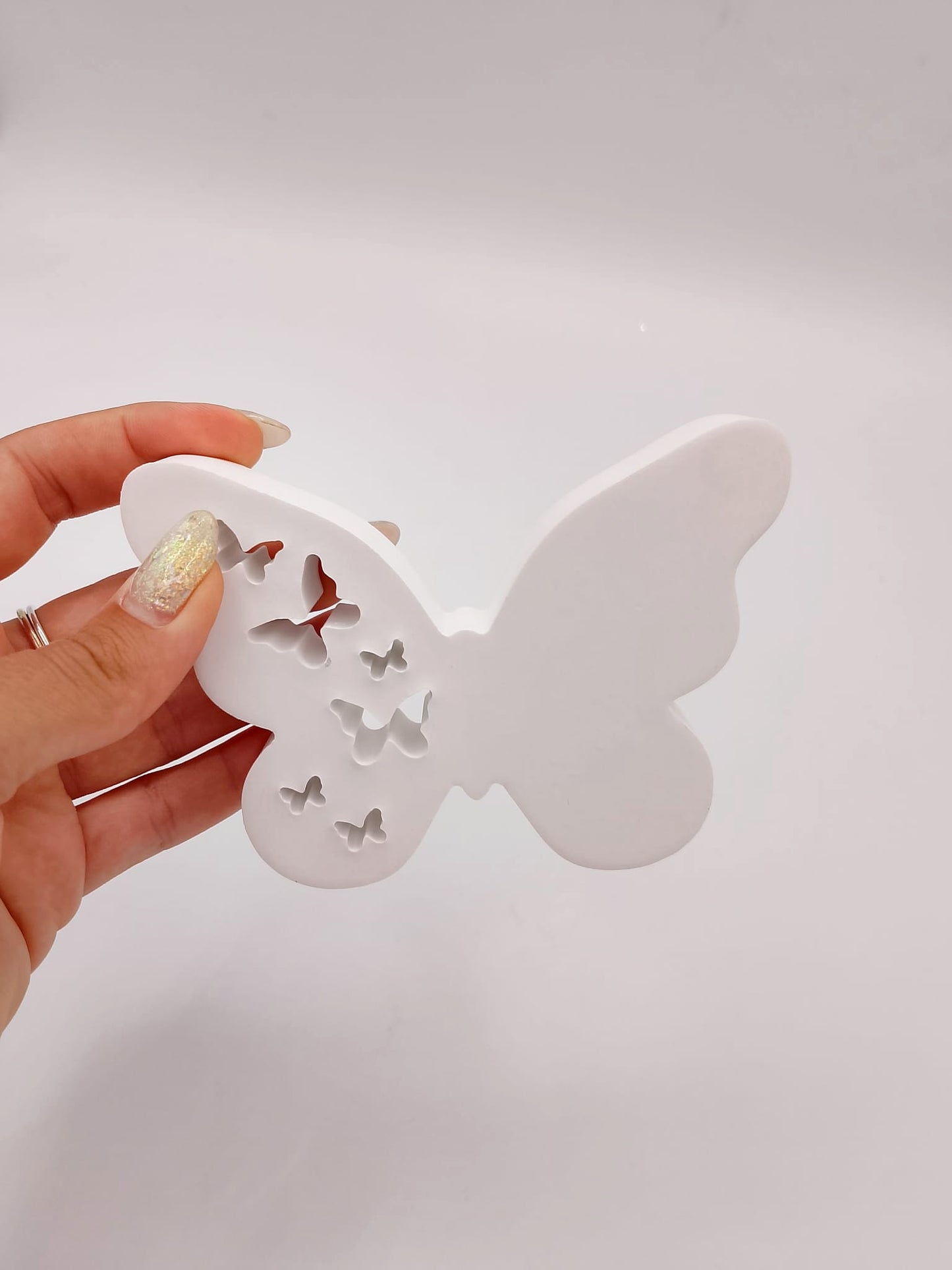 Decorazione a forma di farfalla bianca con intagli di piccole farfalle, possibilità di aggiungere luci led dietro, ideale per arredamento casa o cameretta