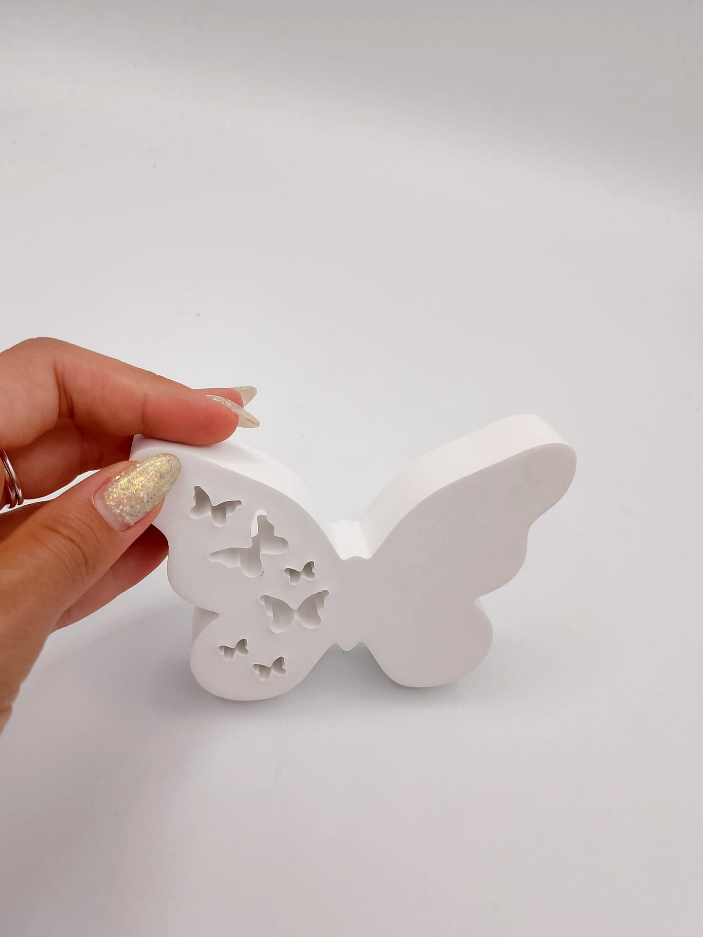 Decorazione a forma di farfalla bianca con intagli di piccole farfalle, possibilità di aggiungere luci led dietro, ideale per arredamento casa o cameretta