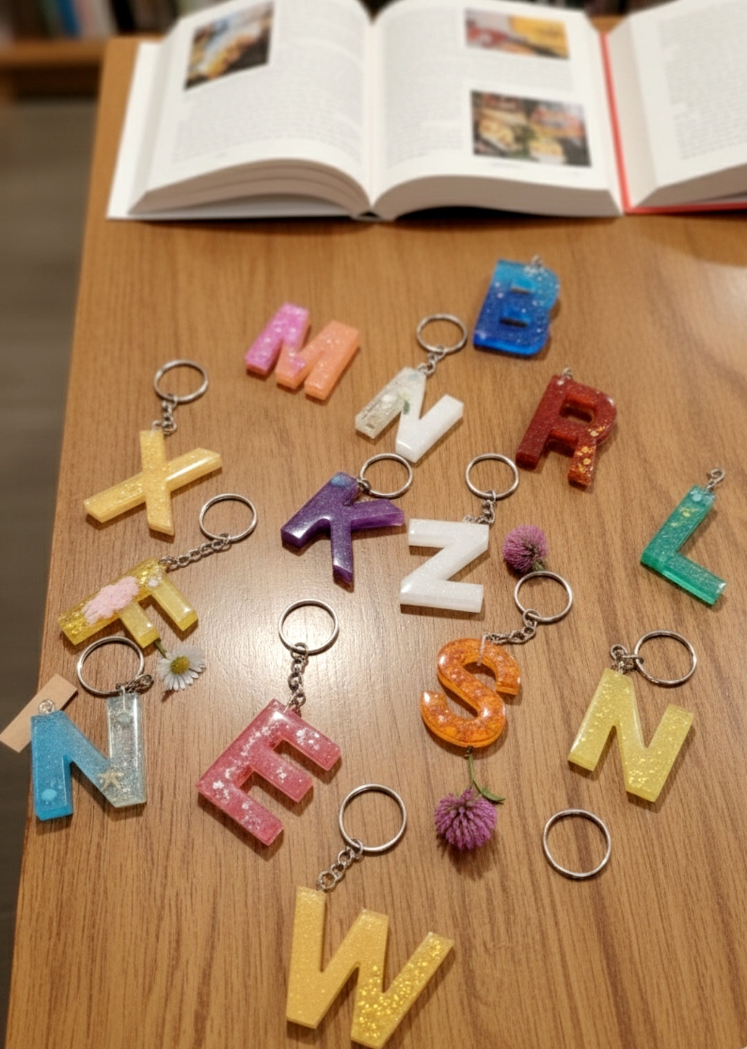 portachiavi lettera, iniziale nome, resina epossidica, keychain, letter name, name, initial letter name, regalo, battessimo, comunione, cresima, matrimonio, bomboniera