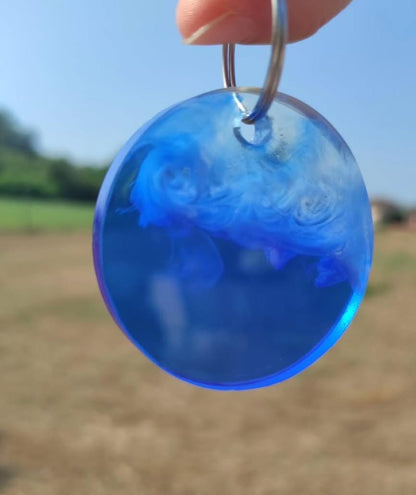 portachiavi, resina, resina epossidica, tondo, fiori secchi, mare, onde, onde mare, azzurro, bianco, keychain, regalo, battessimo, comunione, cresima, matrimonio, bomboniera, bomboniere