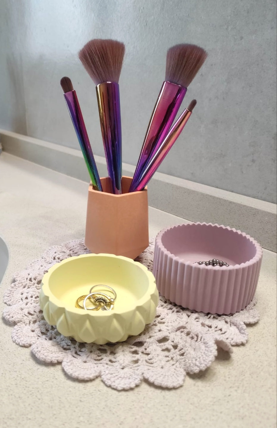 vasi, resina ecologica, porta oggetti, fiori di carta, piante grasse, arredamento, casa, primavera, regalo, battessimo, comunione, cresima, matrimonio, bomboniera, bomboniere