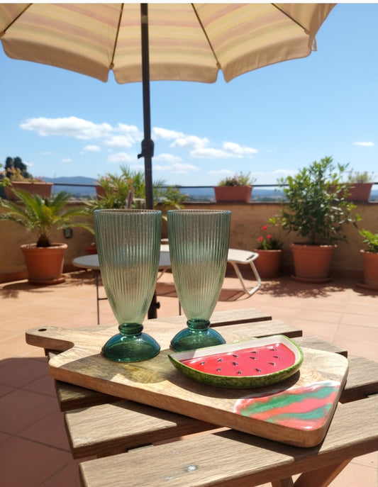 Vassoio in legno di mango e resina, decorazione a sfumature verdi, rosse e bianche, con una ciotolina a forma di anguria e due bicchieri abbinati, wood cutting board, aperitivo, estate, regalo