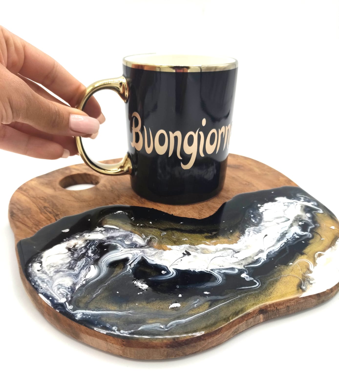 Vassoietto in legno, decorazione a sfumature nere, bianche, oro e foglie argento, con tazza a tema con la scritta "Buongiorno" in vinile colore oro, wooden tray, resin, resina