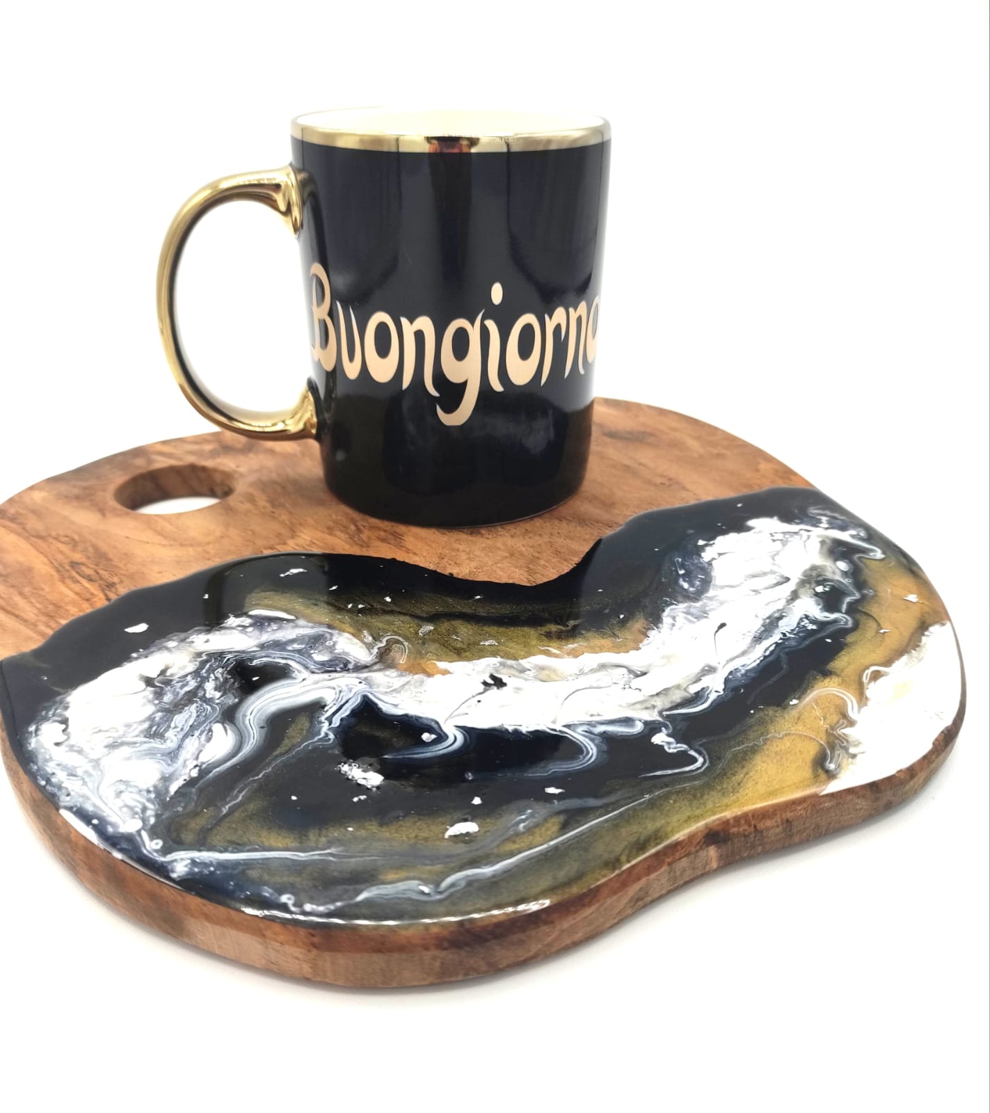 Vassoietto in legno, decorazione a sfumature nere, bianche, oro e foglie argento, con tazza a tema con la scritta "Buongiorno" in vinile colore oro, wooden tray, resin, resina