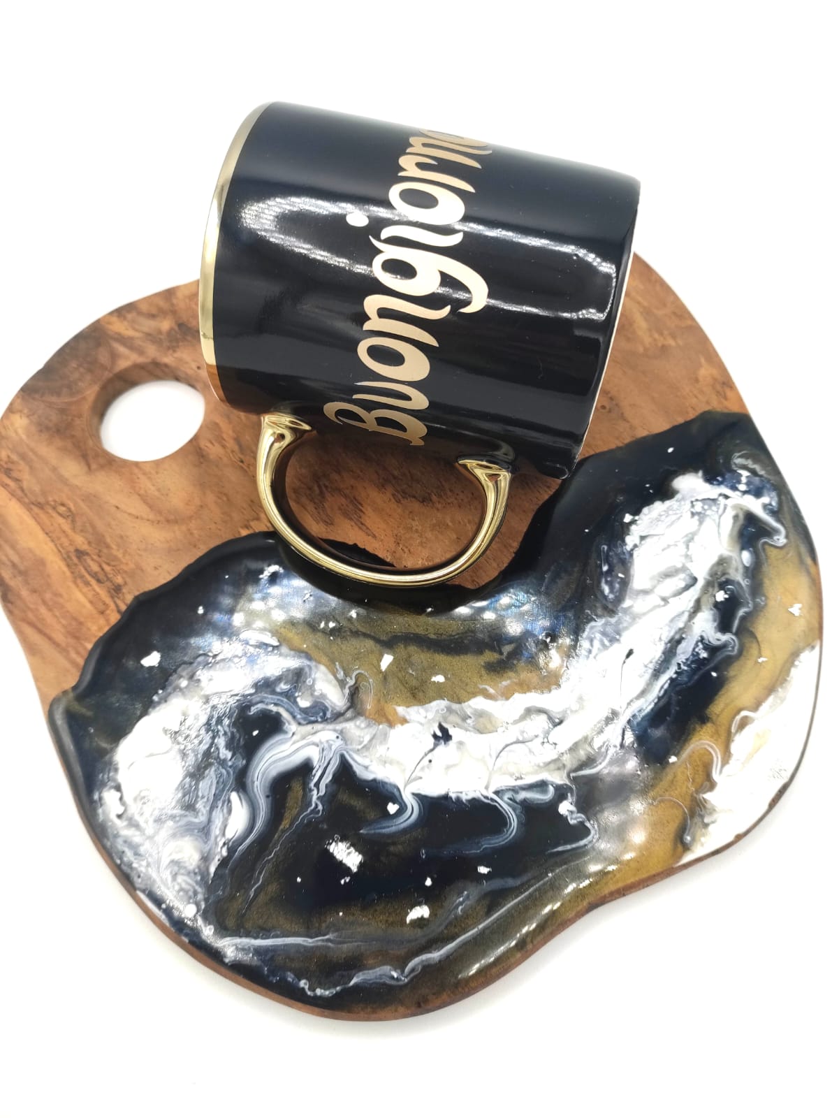 Vassoietto in legno, decorazione a sfumature nere, bianche, oro e foglie argento, con tazza a tema con la scritta "Buongiorno" in vinile colore oro, wooden tray, resin, resina