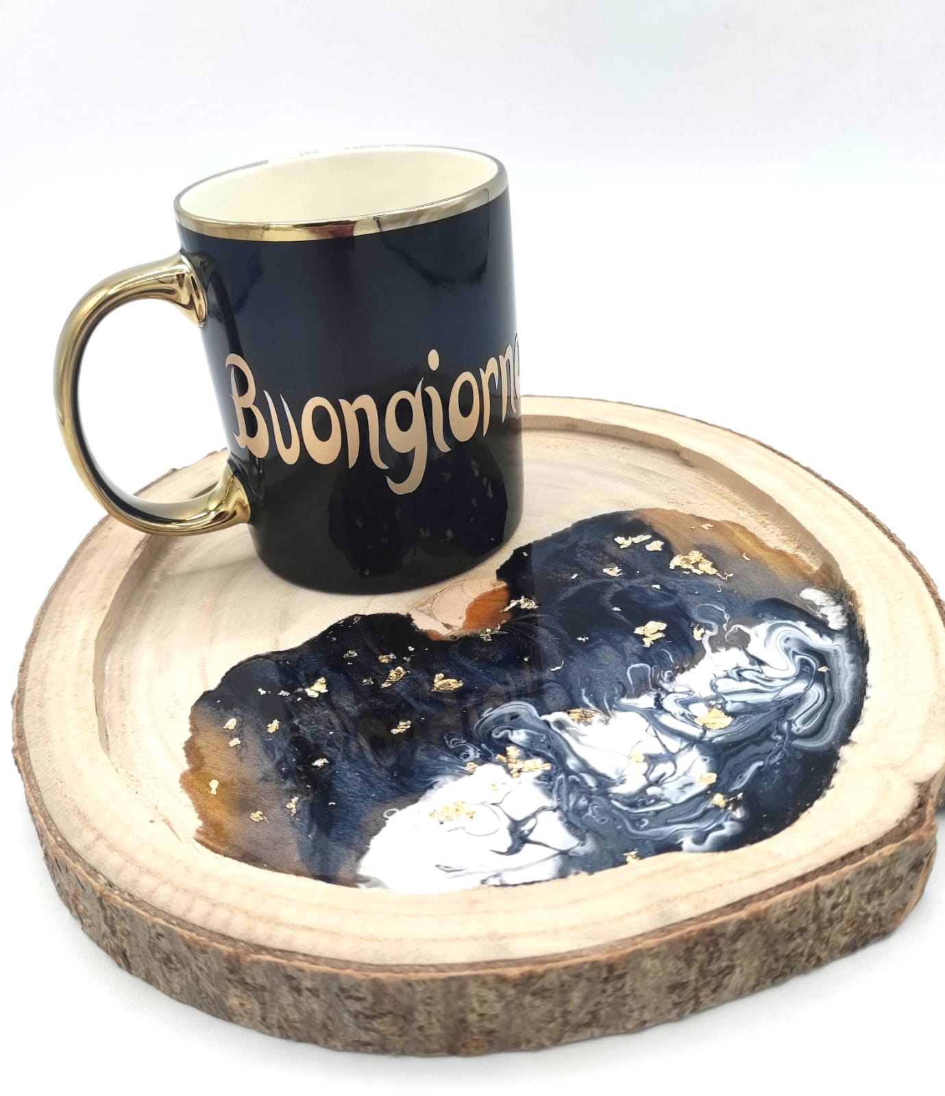 Vassoietto in legno, decorazione a sfumature nere e bianche e foglie oro, con tazza a tema con la scritta "Buongiorno" in vinile oro, wooden tray, resin, resina