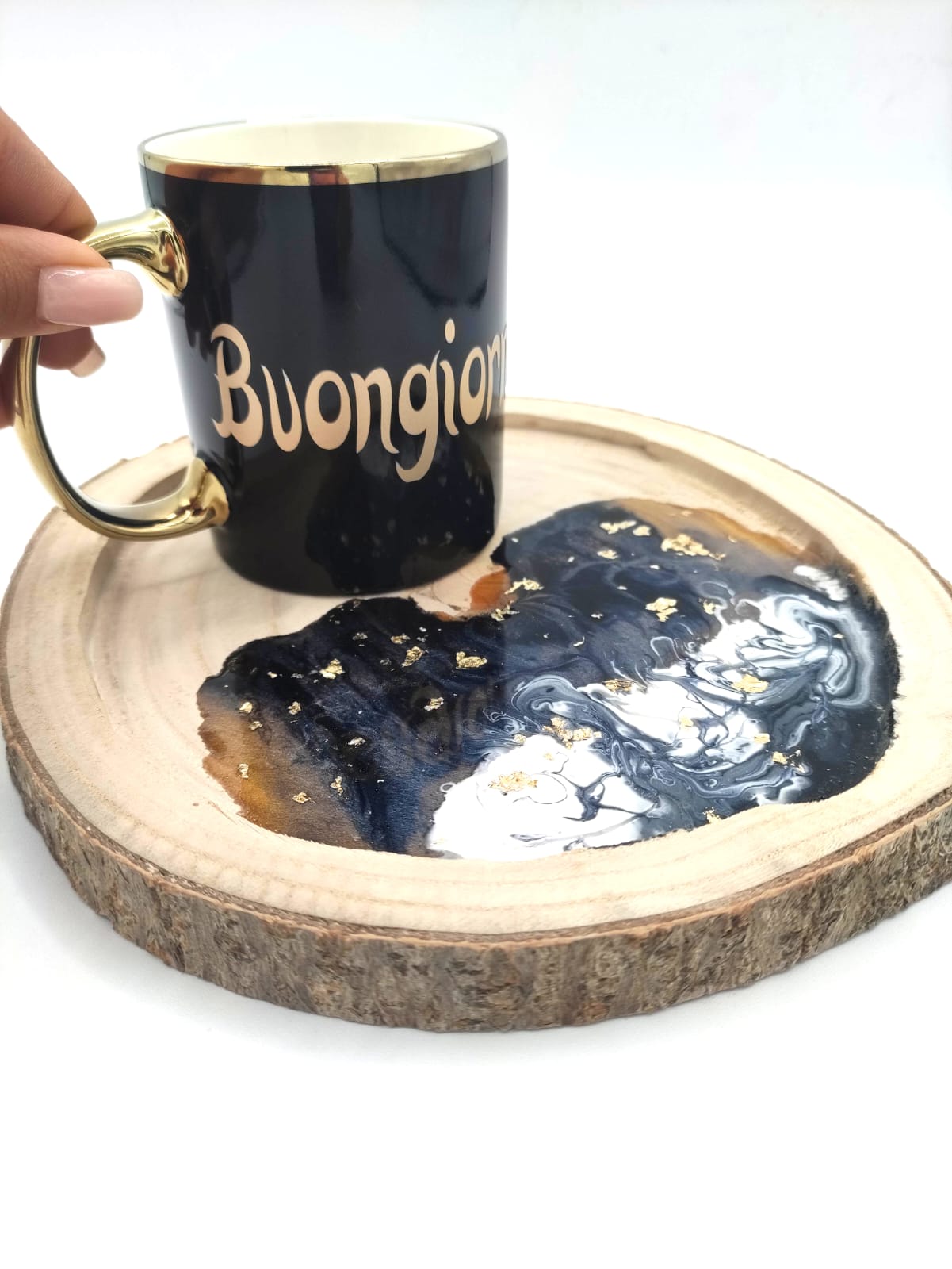 Vassoietto in legno, decorazione a sfumature nere e bianche e foglie oro, con tazza a tema con la scritta "Buongiorno" in vinile oro, wooden tray, resin, resina