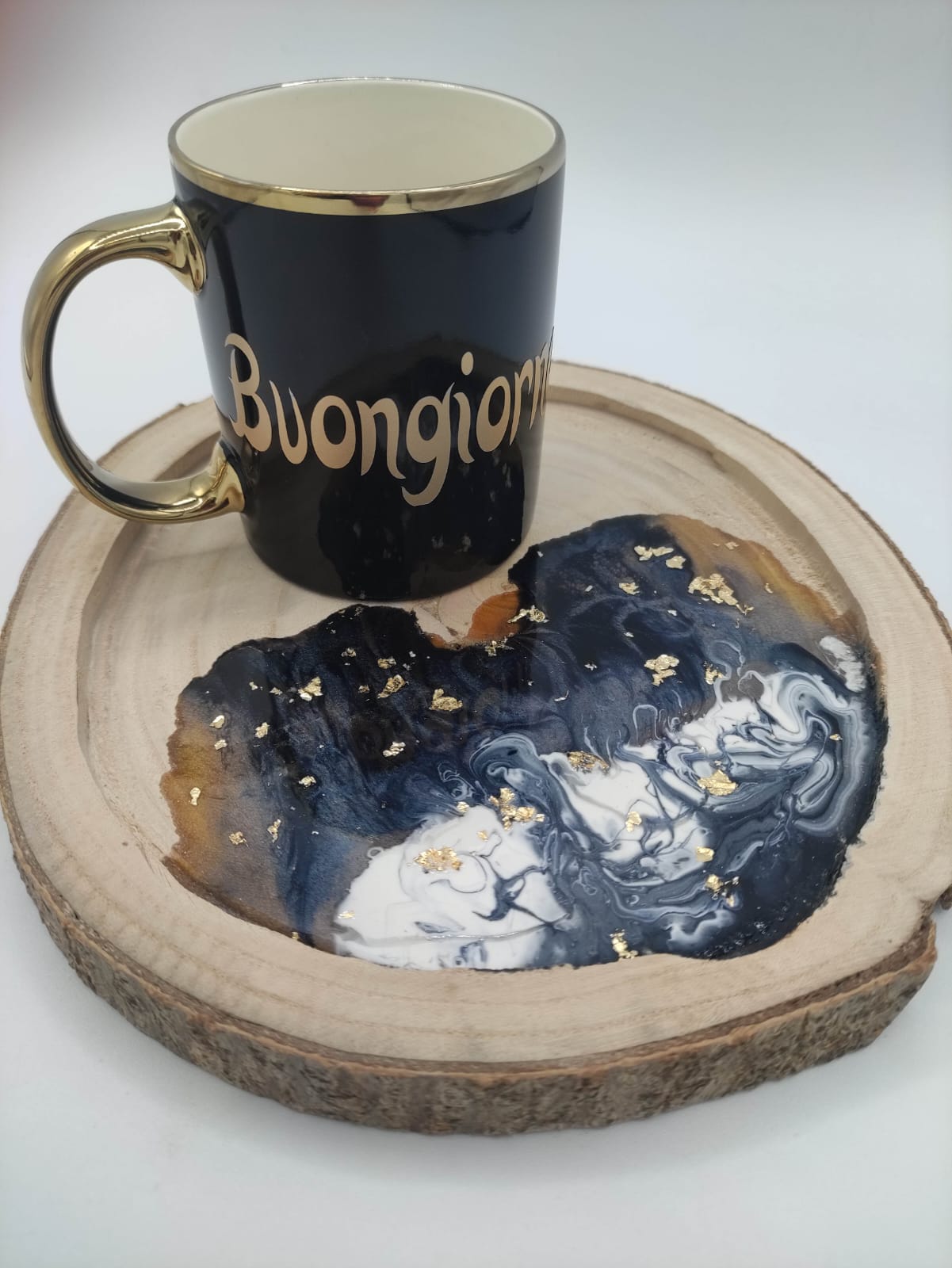 Vassoietto in legno, decorazione a sfumature nere e bianche e foglie oro, con tazza a tema con la scritta "Buongiorno" in vinile oro, wooden tray, resin, resina