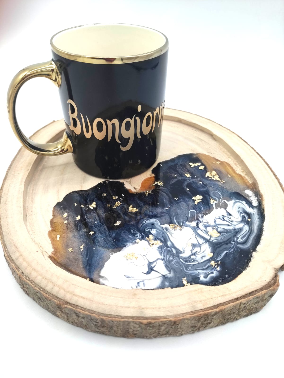 Vassoietto in legno, decorazione a sfumature nere e bianche e foglie oro, con tazza a tema con la scritta "Buongiorno" in vinile oro, wooden tray, resin, resina