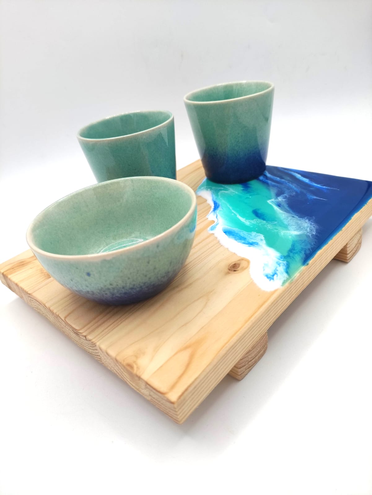 Vassoio legno e resina, per colazione, decorazione a sfumature di azzurro e verde, con tazze e ciotolina a tema abbinate, wood cutting board