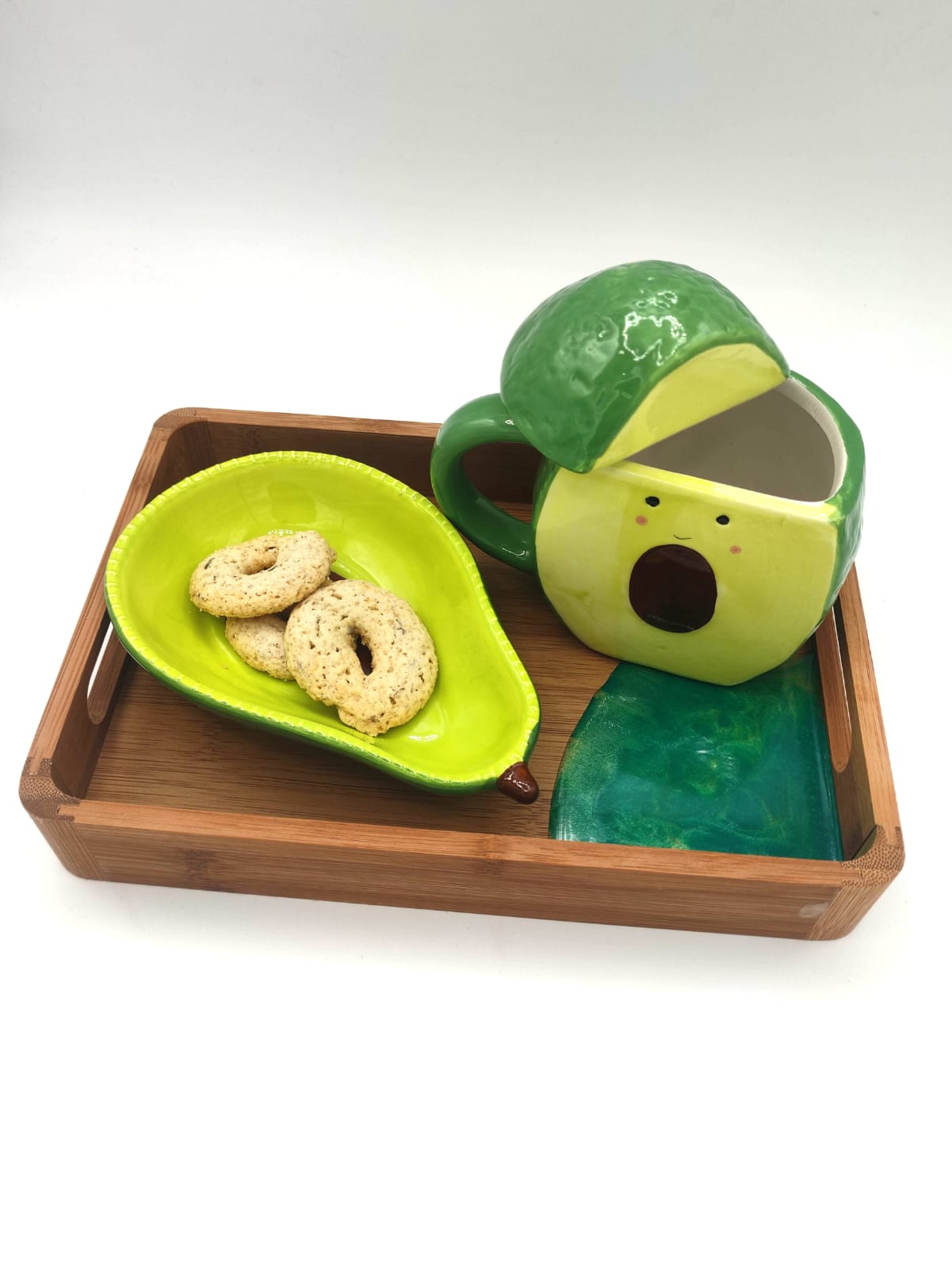 Vassoietto in bambù, decorazione sfumature verdi, ciotolina e teiera abbinata, avocado, wooden tray, resin, resina