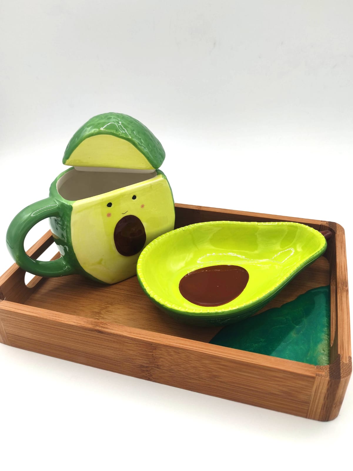 Vassoietto in bambù, decorazione sfumature verdi, ciotolina e teiera abbinata, avocado, wooden tray, resin, resina