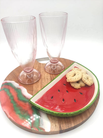 Vassoio legno di acacia e resina, decorazione a sfumature verdi, rosse e bianche, con una ciotolina a forma di anguria e due bicchieri a tema abbinati, wood cutting board