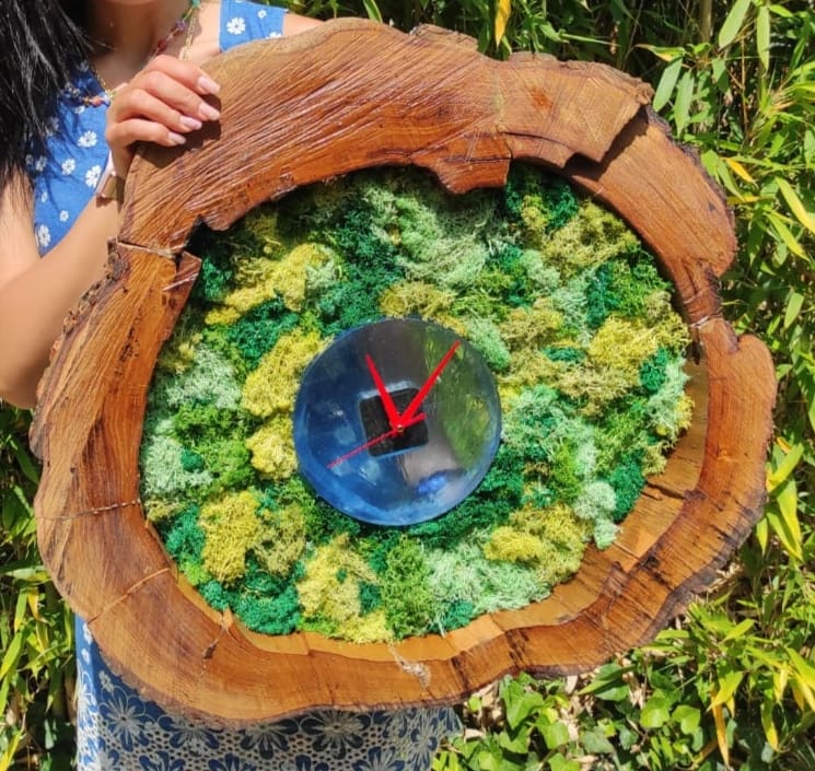 Orologio da parete in legno di castagno, lichene stabilizzato, resina epossidica, wood, resin, natura, nature, wilde