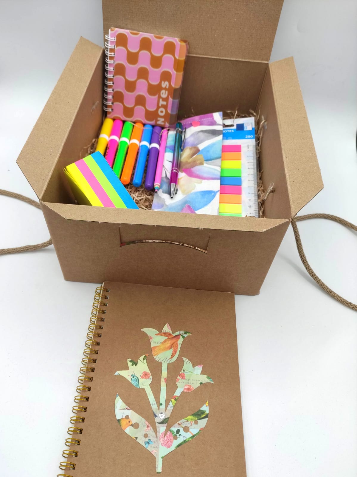 box, ufficio, profumo di carta, taccuini, taccuino, set evidenziatori, portapenne in stoffa, biro, matita, post it piccoli, post it grandi, regalo, set