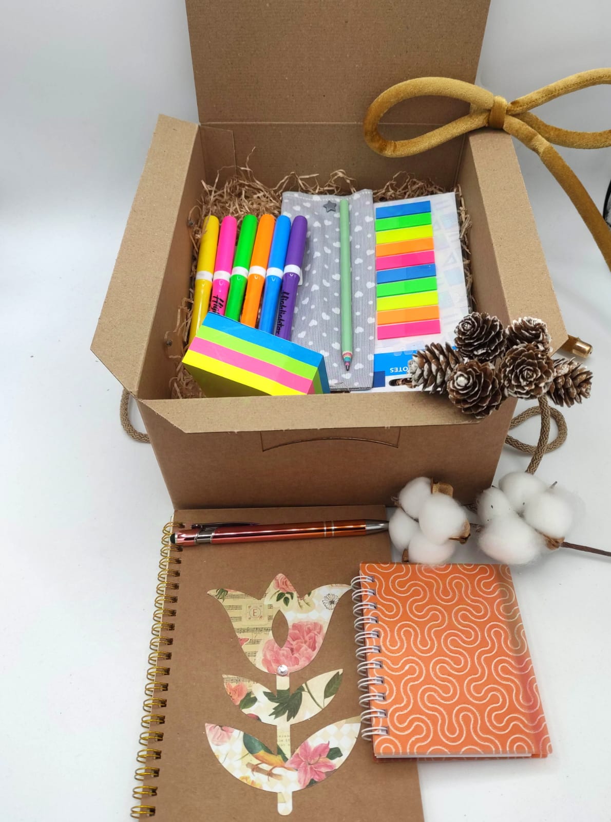 box, ufficio, profumo di carta, taccuini, taccuino, set evidenziatori, portapenne in stoffa, biro, matita, post it piccoli, post it grandi, regalo, set