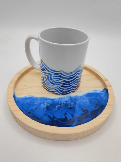 vassoietto in legno, decorazione mare, sfumature blu, azzurro, bianco, onde, wooden tray, resin, resina, mare, vassoio, aperitivo, colazione, tazza, regalo