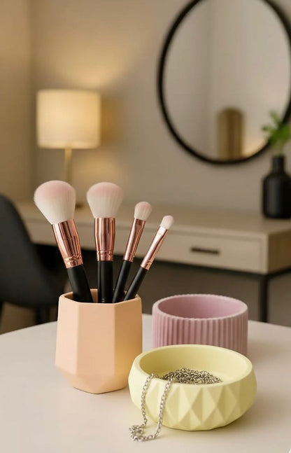 vasi, resina ecologica, porta oggetti, fiori di carta, piante grasse, arredamento, casa, primavera, regalo, battessimo, comunione, cresima, matrimonio, bomboniera, bomboniere