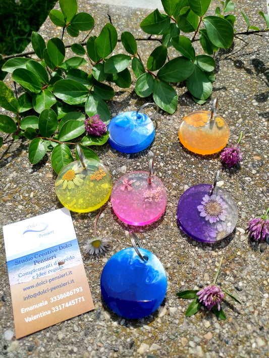 portachiavi, resina, resina epossidica, tondo, fiori secchi, mare, onde, onde mare, azzurro, bianco, keychain